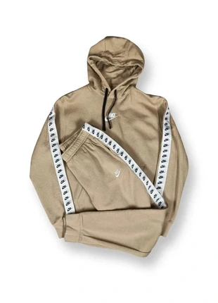Ensemble Nike beige taille M, merk: Nike, staat: Heel goed, maat: M, € 50,00, € 53,20 inclusief Kopersbescherming