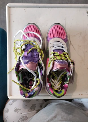 Baskets Desigual neuves taille 39, marque: Desigual, état: Neuf avec étiquette, taille: 39, 22,00 €, 23,80 € Protection acheteurs incluse