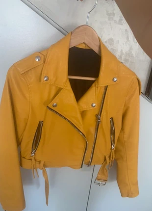 Veste en cuir couleur moutarde, merk: Bershka, staat: Heel goed, maat: XS / 34 / 6, € 20,00, € 21,70 inclusief Kopersbescherming