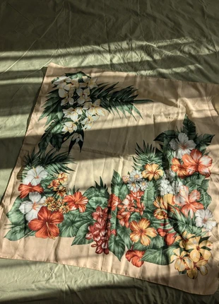 Foulard à fleurs, brand: Vintage, condition: Very good, €1.50, €2.28 includes Buyer Protection