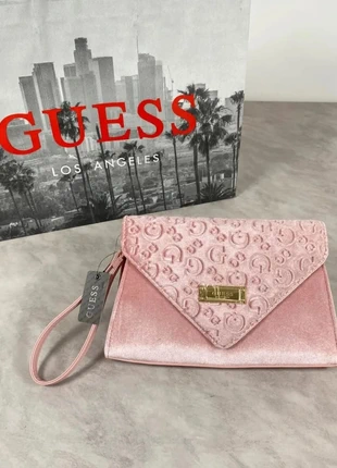 🔵 GUESS – Pochette en velours rose embossé logo – Neuve avec étiquette, marca: GUESS, estado: Novo com etiquetas, €41.00, €43.75 inclui Proteção do Comprador Pro
