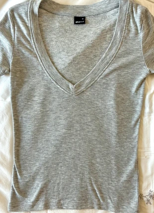 t-shirt col V Gina Tricot, marque: Gina Tricot, état: Neuf sans étiquette, taille: XS / 34 / 6, 10,00 €, 11,20 € Protection acheteurs incluse