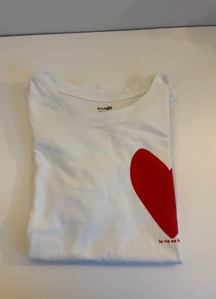 T-shirt Kiabi blanc avec coeur rouge taille S très bon état, marca: Kiabi, estado: Muito bom, tamanho: S / 36 / 8, €2.00, €2.80 inclui Proteção do Comprador
