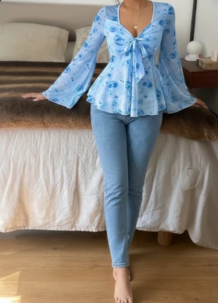 Blouse Asymétrique Fleurie Bleue Style Grec | Manches Longues Nœud Taille | Semi-Transparent - 188, marca: yupe, estado: Muito bom, tamanho: S / 36 / 8, €39.99, €42.69 inclui Proteção do Comprador Pro