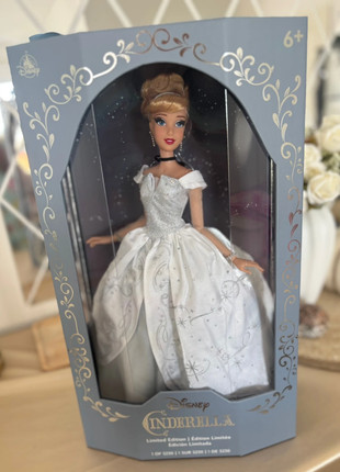 Poupée Disney Cendrillon Édition Limitée – 75ème Anniversaire, marque: Disneyland Paris, état: Neuf avec étiquette, taille: Prématuré, jusqu'à 44cm, 200,00 €, 210,70 € Protection acheteurs incluse