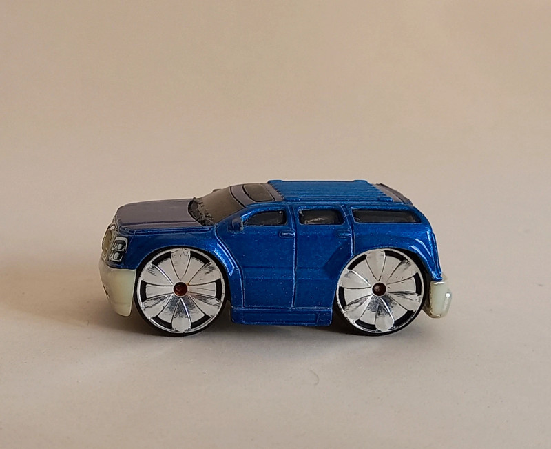 Hot Wheels Blings Cadillac Escalade 2