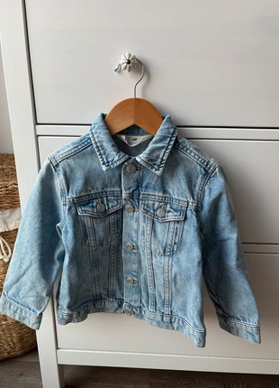 Veste en jean H&M taille 4 ans, merk: H&M, staat: Heel goed, maat: 4 jaar / 104 cm, € 5,00, € 5,95 inclusief Kopersbescherming