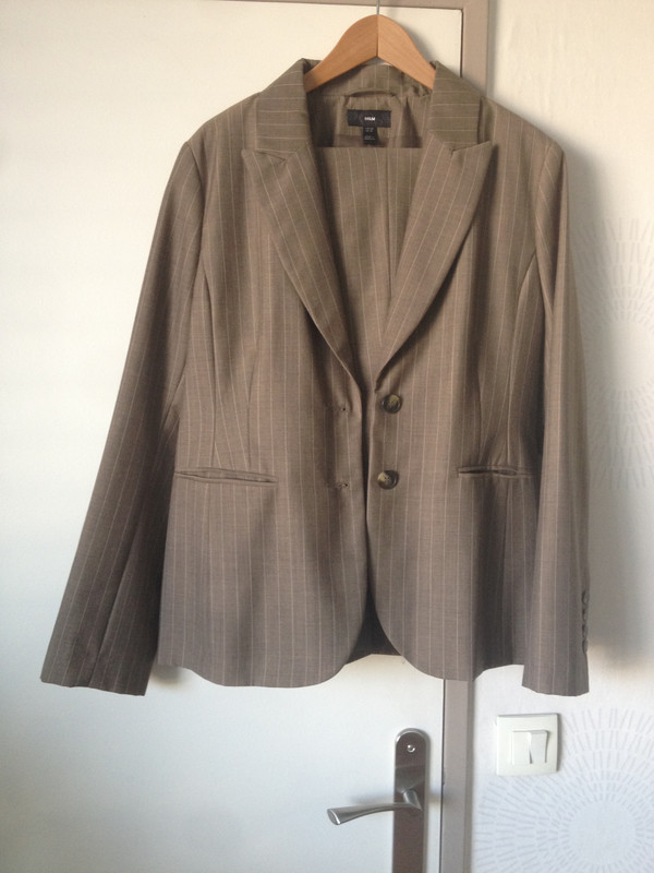 Ensemble tailleur Femme H M beige fonce marron clair tres bon etat. Bas 42 Haut 46 Vinted
