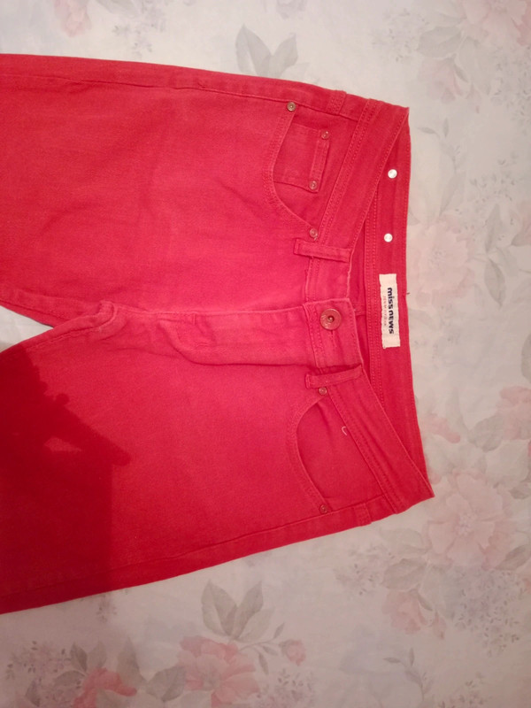 pantalon vaquero rojo