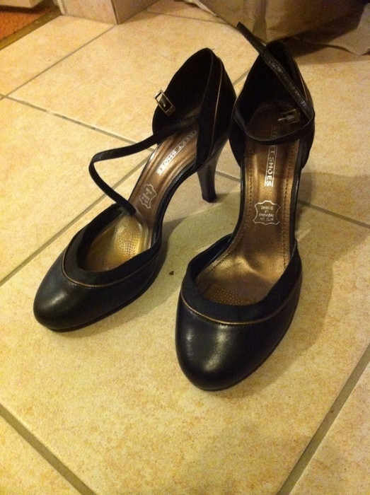 Belles chaussures noires avec lisere doré