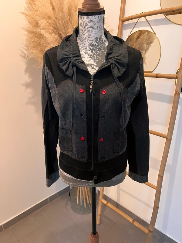 Veste noire et grise
