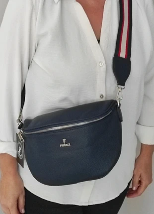 Sac banane femme grainé bleu marine bandoulière réglable, staat: Heel goed, € 15,00, € 16,45 inclusief Kopersbescherming