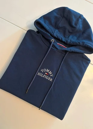 Pull à capuche Tommy Hilfiger – Bleu marine – Taille M – Très bon état (9/10), marque: Tommy Hilfiger, état: Très bon état, taille: M, 25,00 €, 26,95 € Protection acheteurs incluse