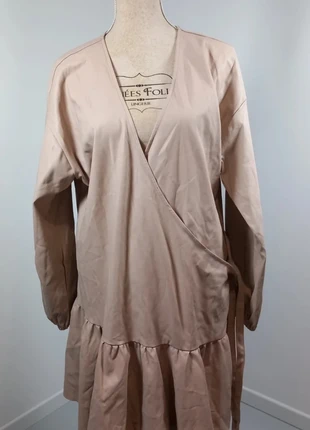 Robe Portefeuille Satinée Beige/Nude - Bas Volanté - ASOS - T. 44, merk: ASOS, staat: Nieuw zonder prijskaartje, maat: XXL / 44 / 16, € 25,00, € 26,95 inclusief Kopersbescherming Pro
