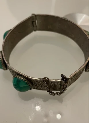 Bracelet fantaisie argenté pierres vertes – Style ethnique / vintage, marque: Fantaisie, état: Bon état, 18,00 €, 19,60 € Protection acheteurs incluse