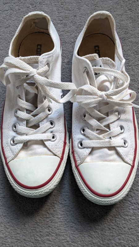 What to wear with white converse store low tops