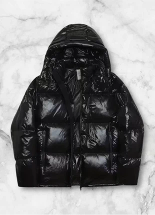 Doudoune noire brillante à capuche, taille M, style streetwear moderne y2k, marque: y2k, état: Très bon état, taille: M, 75,00 €, 79,45 € Protection acheteurs (Pro) incluse