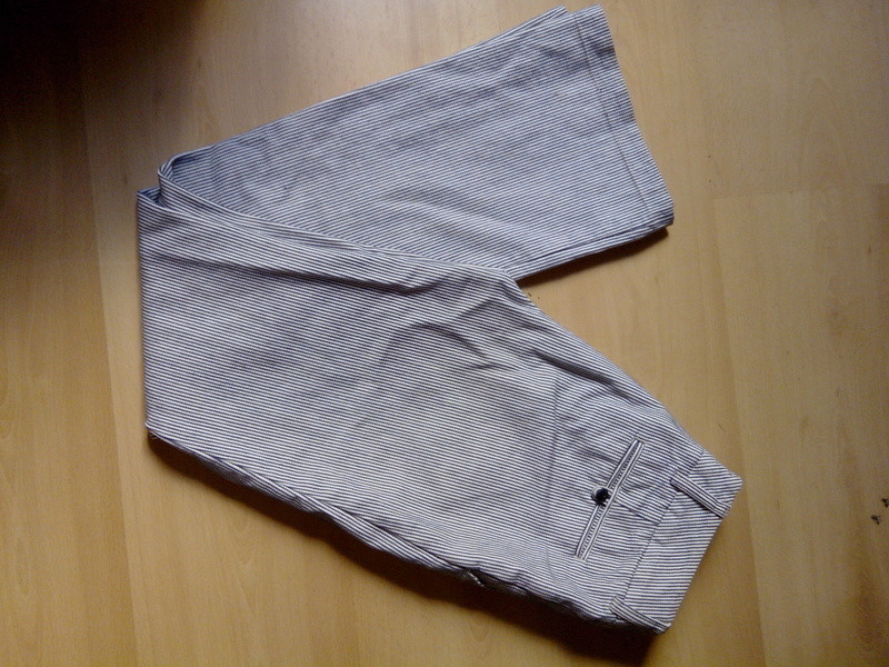 Pantalon rayé bleu et blanc 1