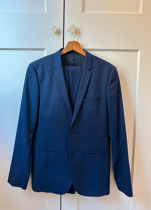 Donkerblauw H&M slim fit kostuum – maat 48, marque: H&M, état: Très bon état, taille: 48, 45,00 €, 47,95 € Protection acheteurs incluse