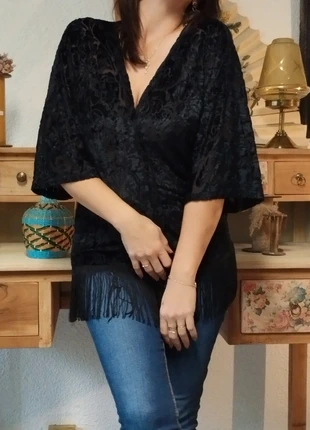 🖤 Kimono noir Camaïeu – velours en relief – franges – taille unique – pièce vintage – excellent état, marca: Camaïeu, estado: Muito bom, tamanho: Tamanho único, €5.00, €5.95 inclui Proteção do Comprador Pro
