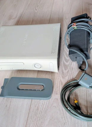 Console Xbox 360 fat blanche TBE avec HDD original sans manette, marke: Xbox, zustand: Sehr gut, 30,00 €, 32,20 € inklusive Vinted-Käuferschutz