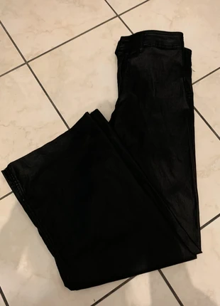 Jeans in pelle neri a zampa Stradivarius – Taglia 34, effetto pelle e vita stretta: fit perfetto!, marca: Stradivarius, estado: Novo sem etiquetas, tamanho: XS / 34 / 6, €5.00, €5.95 inclui Proteção do Comprador