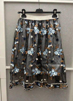 Gonna con ricami in rilievo, brand: Lucy, condizioni: Ottime, taglia: M / IT 42 / EU 38, €6.00, €7.00 include la Protezione acquisti