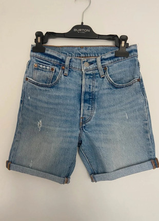 Short en jean taille haute bleu clair délavé Levi’s, marque: Levi Strauss & Co., état: Très bon état, taille: S / 36 / 8, 6,00 €, 7,00 € Protection acheteurs incluse