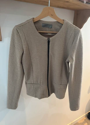 Veste Vero Moda texturee en taille 36 de couleur beige, marque: Vero Moda, état: Très bon état, taille: S / 36 / 8, 6,00 €, 7,00 € Protection acheteurs incluse