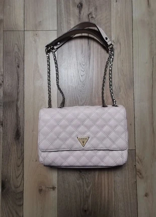 Sac Guess matelassé beige rosé à chaîne argentée - style chic - Femme - Très Bon état, marke: GUESS, zustand: Sehr gut, 30,00 €, 32,20 € inklusive Vinted-Käuferschutz