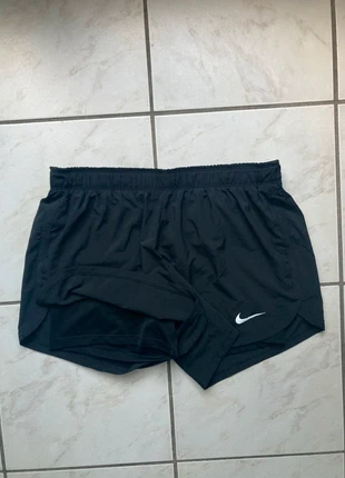 Short running Nike taille L couleur noir, marke: Nike, zustand: Sehr gut, größe: L / 40 / 12, 22,00 €, 23,80 € beinhaltet Vinted-Käuferschutz Pro