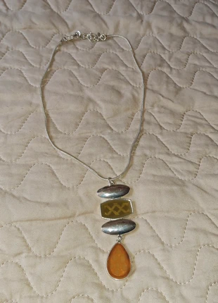 Collier argenté chaîne et médailles couleur ambre, zustand: Sehr gut, 10,00 €, 11,20 € inklusive Vinted-Käuferschutz