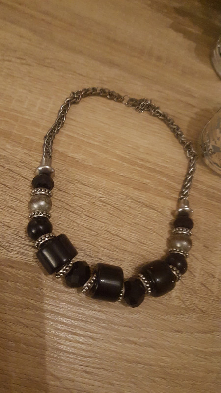 Collier avec grosses perles noir et argenté 1