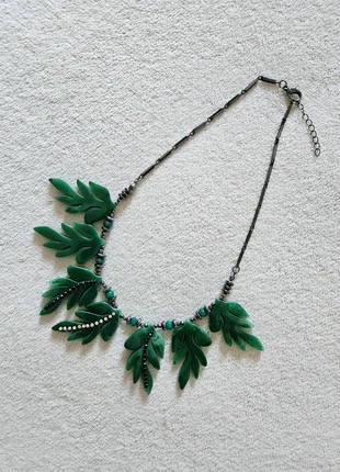 Collier plastron hematite et résine imitation jade strass blanc et gris souris feuille perles, marke: Parfois, zustand: Sehr gut, 20,00 €, 21,70 € inklusive Vinted-Käuferschutz