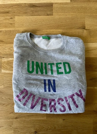 Magnifique pull Benetton 12 ans gris avec une inscription pailleté | 100% coton, marque: Benetton, état: Neuf sans étiquette, taille: 12 ans / 152 cm, 7,00 €, 8,05 € Protection acheteurs incluse