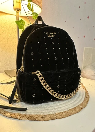 Victoria’s Secret mini sac à dos noir perles doré femme très bon état, marque: Victoria's Secret, état: Très bon état, 47,00 €, 50,05 € Protection acheteurs incluse