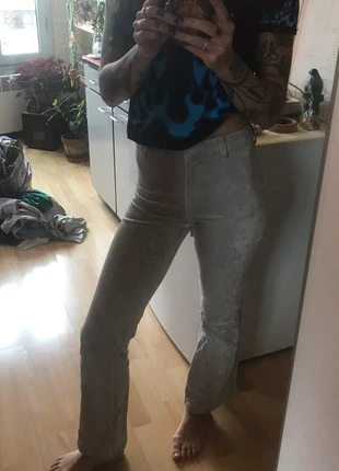 Pantalon flare en velour modèle Rydel, marke: Weekday, zustand: Sehr gut, größe: XS / 34 / 6, 12,00 €, 13,30 € inklusive Vinted-Käuferschutz