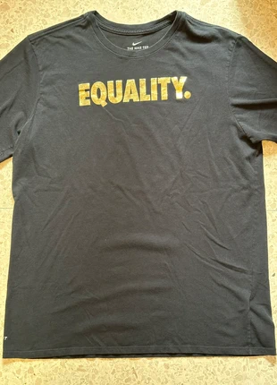 Nike Black Dri-Fit T-Shirt Size XL with Gold “Equality.” Print, brand: Nike, condizioni: Ottime, taglia: XL, €13.99, €15.39 include la Protezione acquisti