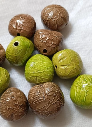 Lot de 12 perles en bois de noix de bankoulé à relief verte et moka, état: Très bon état, 4,00 €, 4,90 € Protection acheteurs incluse