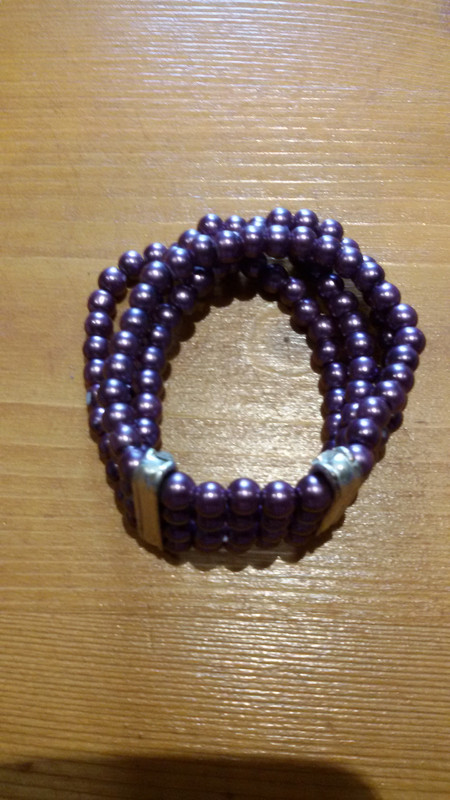 bracelet en perles taille moyennes violet 3 rangs maintenus par une bague en métal doré à 2 endroits
