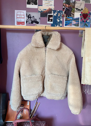 Moumoute beige, marke: Pull & Bear, zustand: Gut, größe: S / 36 / 8, 10,00 €, 11,20 € inklusive Vinted-Käuferschutz
