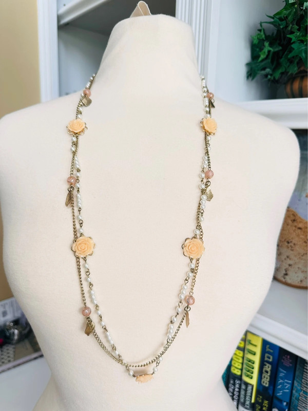 Gold flower and faux pearl necklace 1