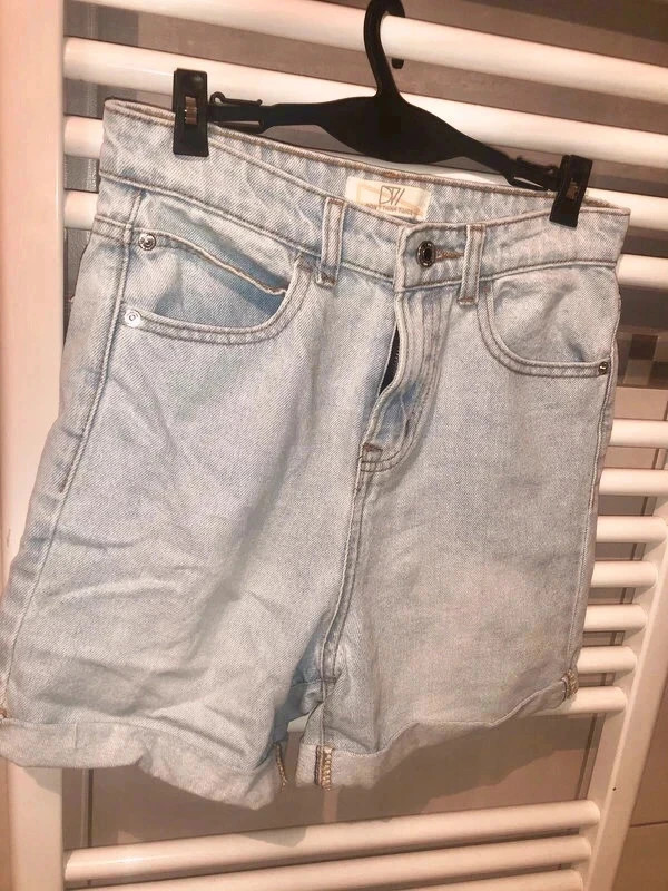 Short en jeans DTT neuf taille 34 neuf à 8 euros 1