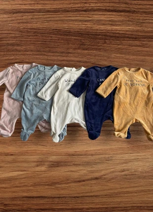 5pcs unisex' Romper Set Multi Colour , Warm Cute & Cozy Fall/Winter Soft Texture Fabric., brand: Kiabi, condizioni: Ottime, taglia: Fino a 1 mese / 50 cm, €30.00, €32.20 include la Protezione acquisti