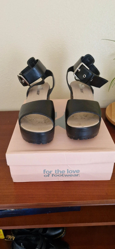 Koi black chunky platform heeled sandals US SZ 8 4