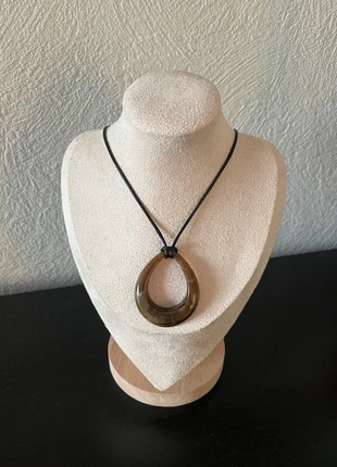 Collier pendentif effet résine marron style ethnique chic vintage bohème, marque: Vintage Dressing, état: Très bon état, 14,00 €, 15,40 € Protection acheteurs incluse