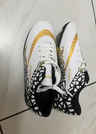 Crampon foot salle taille 40, état: Neuf avec étiquette, taille: 40, 17,00 €, 18,55 € Protection acheteurs incluse