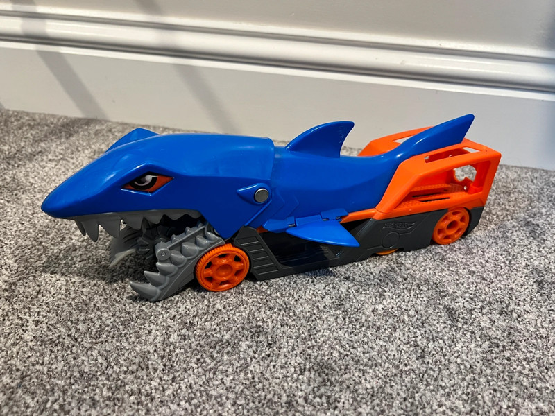 Hot Wheels / Shark Chomp Transporter / Playset / includes a Shark Bite car 2