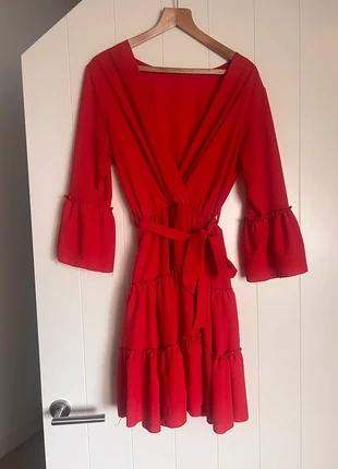 Rood jurkje – maat M | Vrouwelijk & tijdloos, merk: MODEL, staat: Goed, maat: M / 38 / 10, € 9,99, € 11,19 inclusief Kopersbescherming