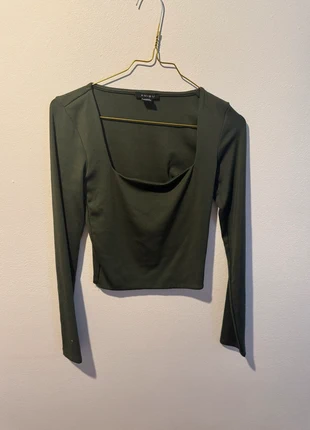 Grünes Langarm-Cropped-Shirt mit Ausschnitt | Größe S | Basic Oberteil | süß & schick, merk: Amisu, staat: Heel goed, maat: S / 36 / 8, € 2,00, € 2,80 inclusief Kopersbescherming